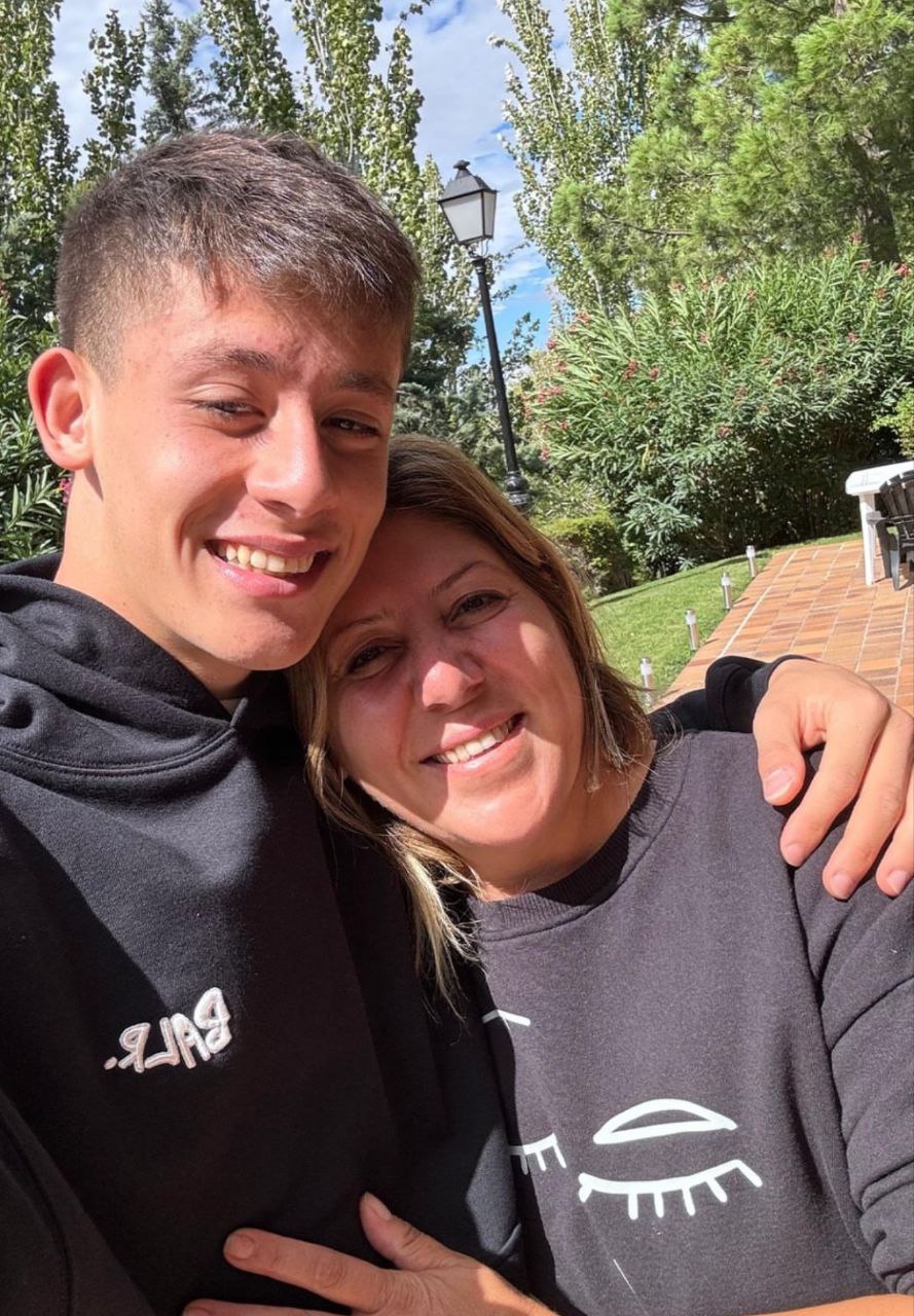 آردا گولر و مادرش آردا گولر و مادرش