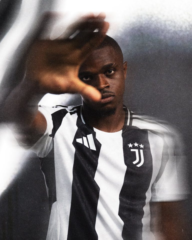 والپیپر پیر کالولو فوتبالی 2025 