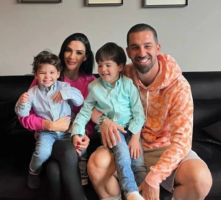 عکس خانوادگی آردا توران عکس خانوادگی آردا توران