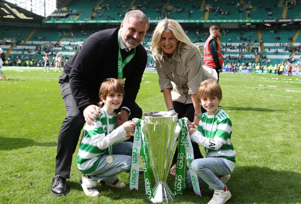 عکس خانوادگی آنگه پوستکوگلو