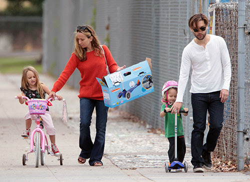 عکس هری مگوایر و فرزندانش