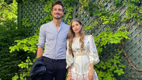 عکس ماتس هوملز و همسرش