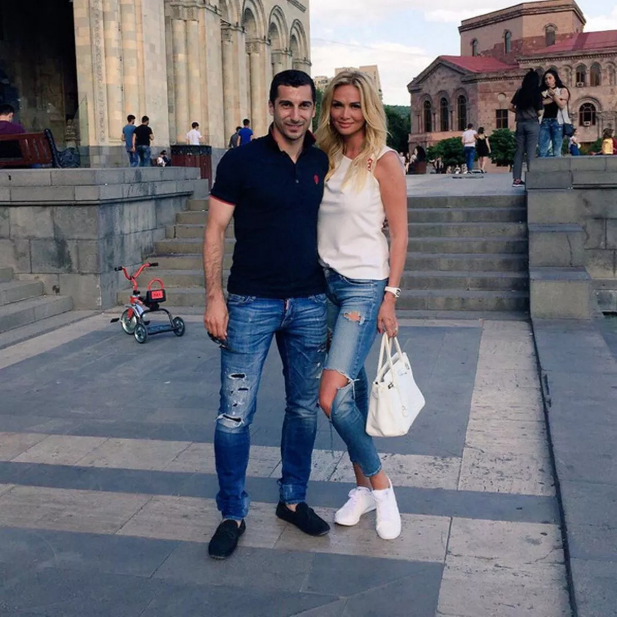 عکس زن هنریک مخیتاریان