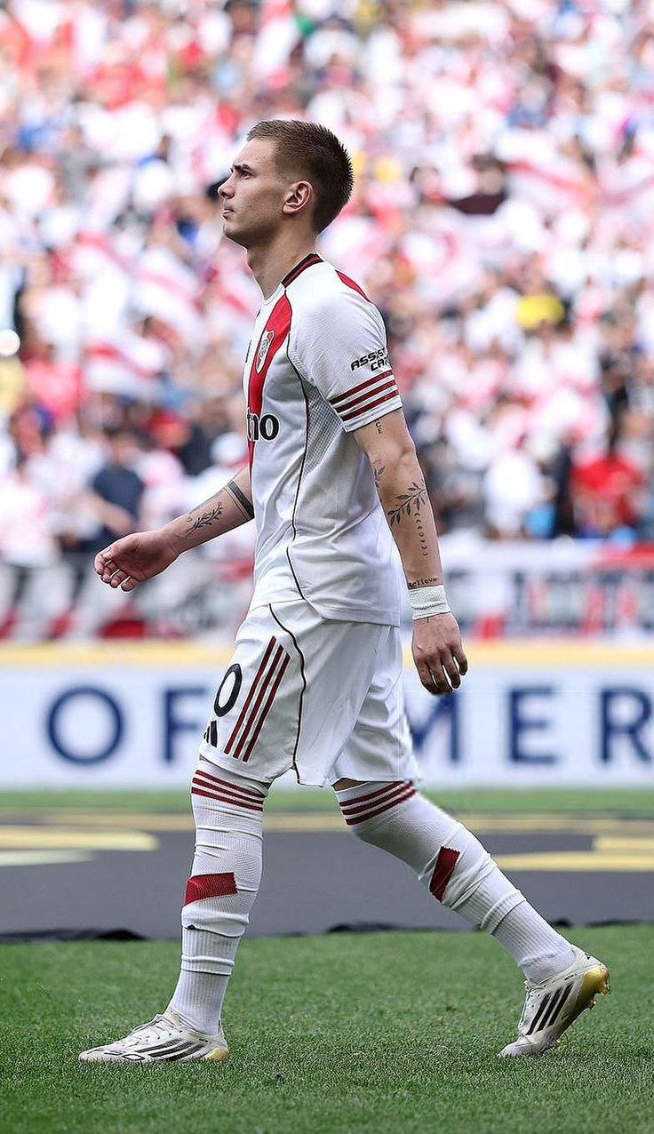 والپیپر فرانکو ماستانتوئونو فوتبالی 2025 