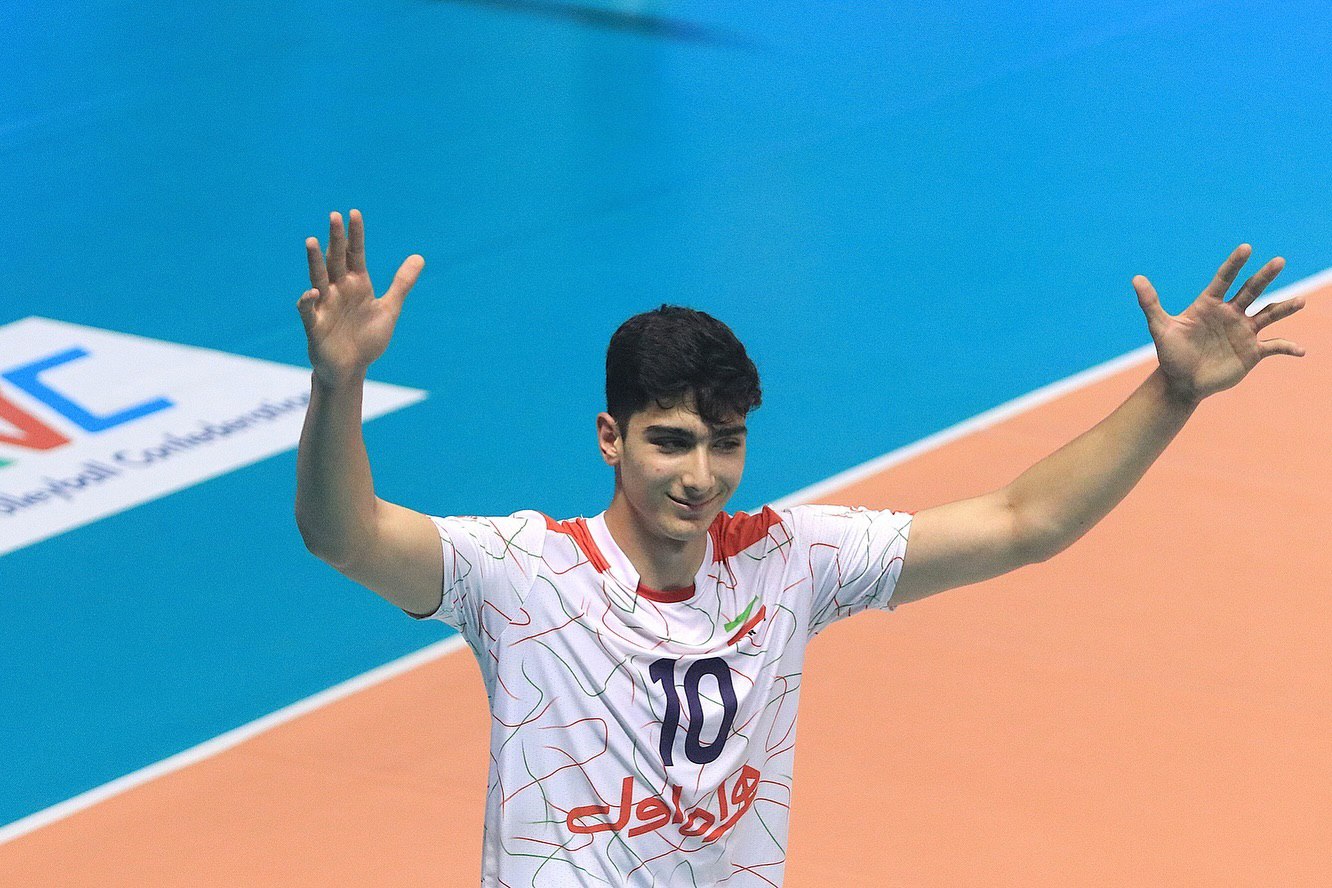 والپیپر پویا آریاخواه برای کامپیوتر