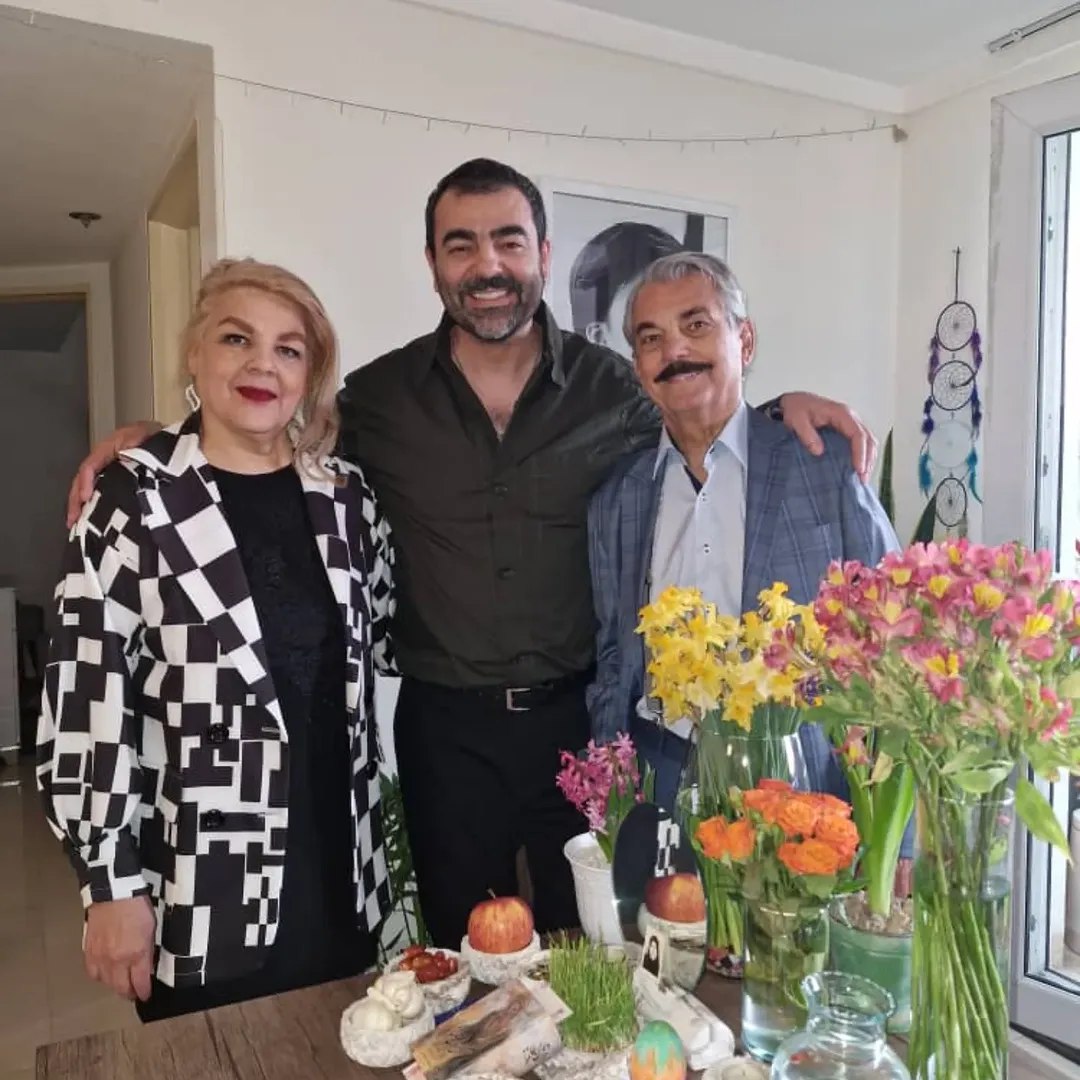 عکس بهزاد خلج با پدر و مادرش