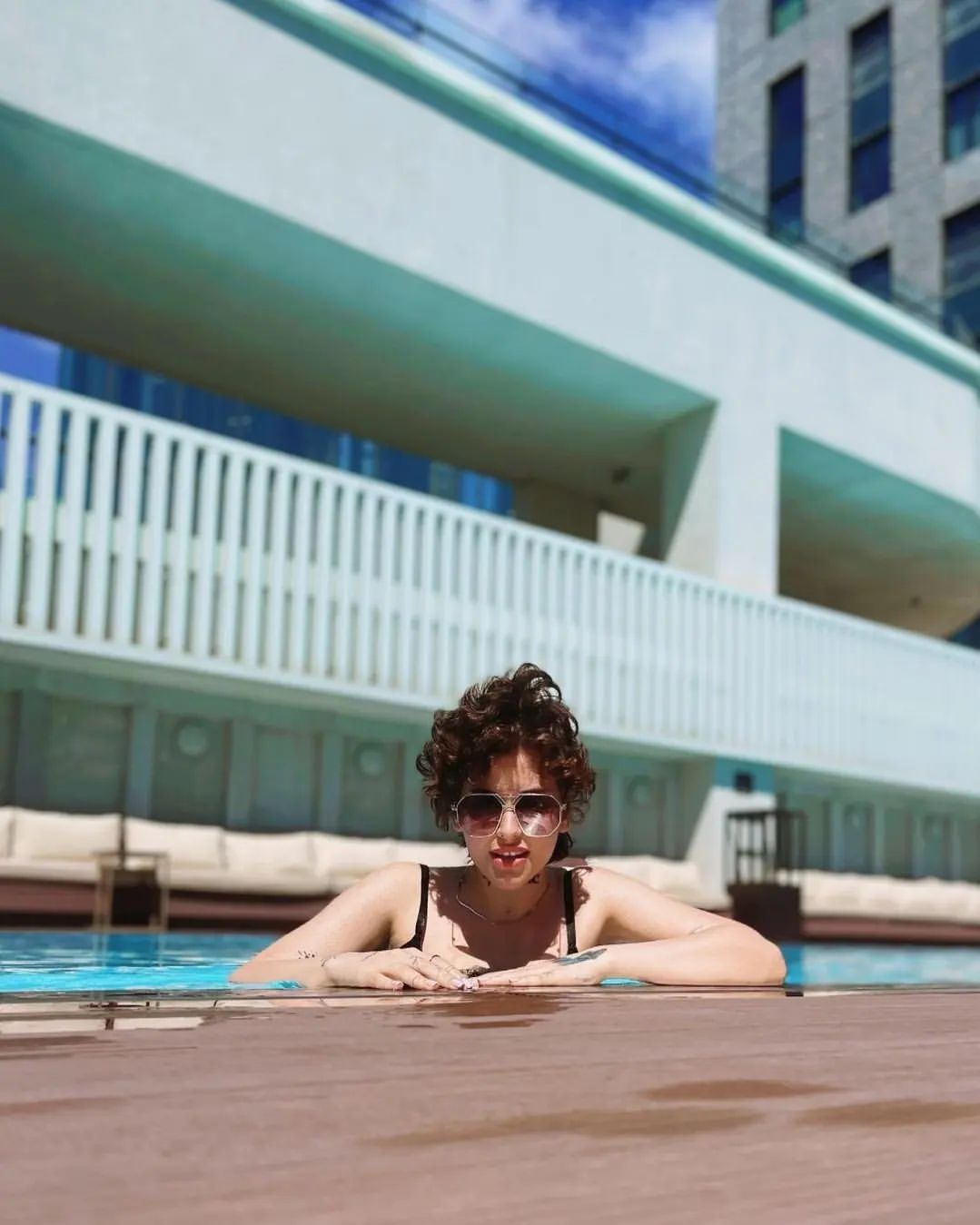 عکس های ریحانه پارسا در استخر