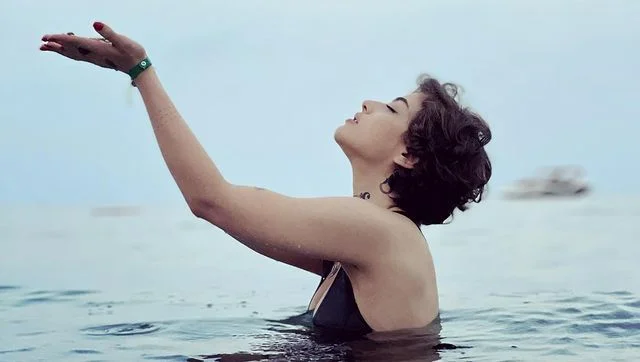 عکس سکسی ریحانه پارسا در استخر