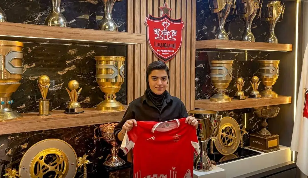 آسیب زدن سمانه قمری به در رختکن آسیب زدن سمانه قمری به در رختکن