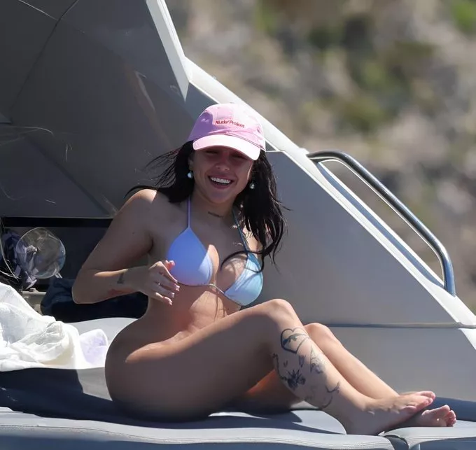 نیکی نیکول لخت