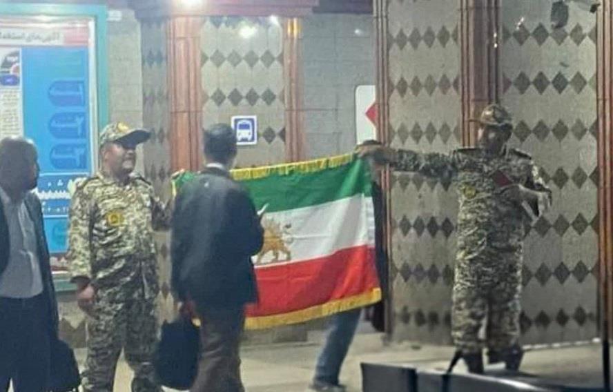 دو معترض با پرچم شیروخورشید دو معترض با پرچم شیروخورشید