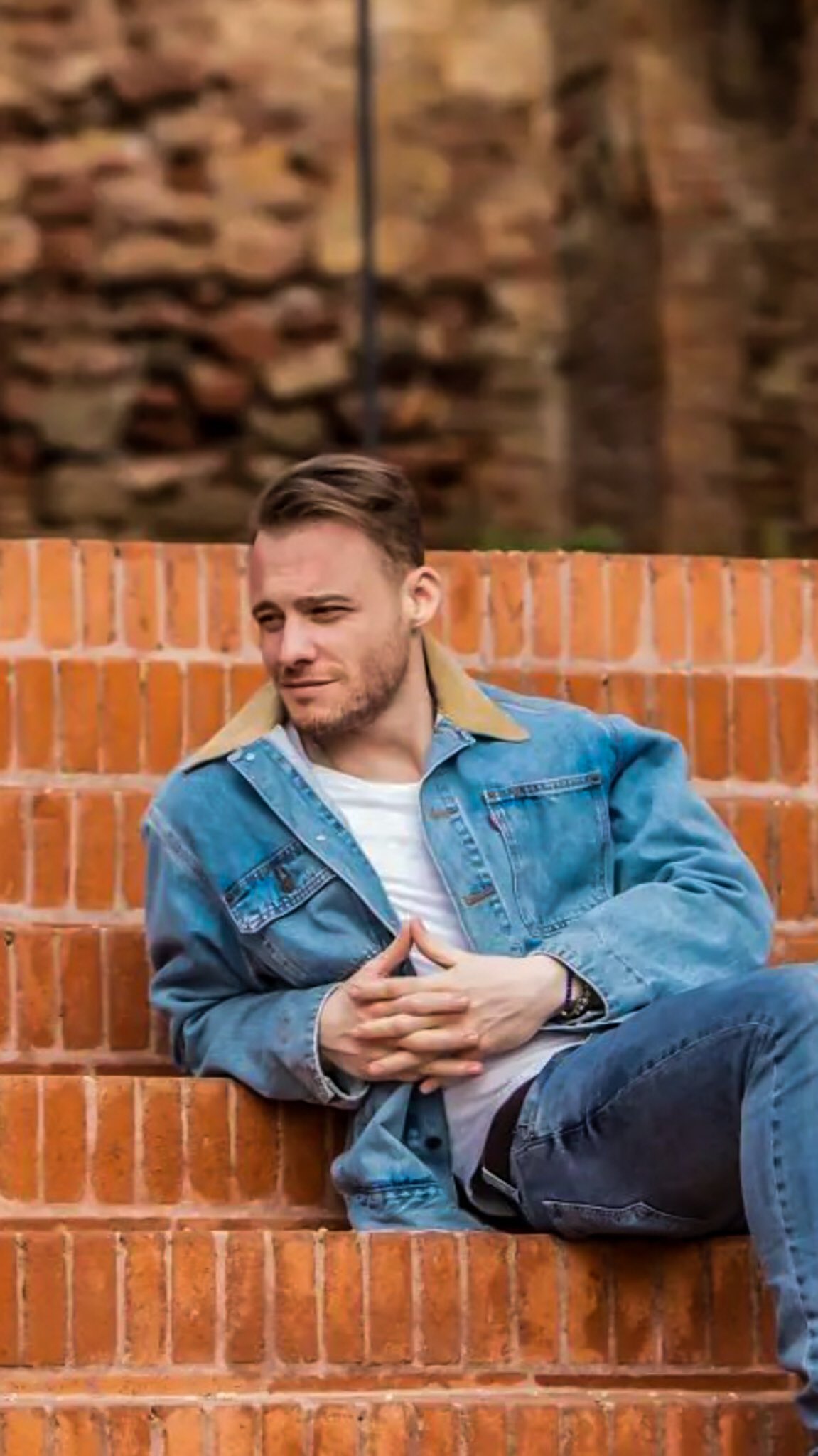 کرم بورسین کیست کرم بورسین کیست