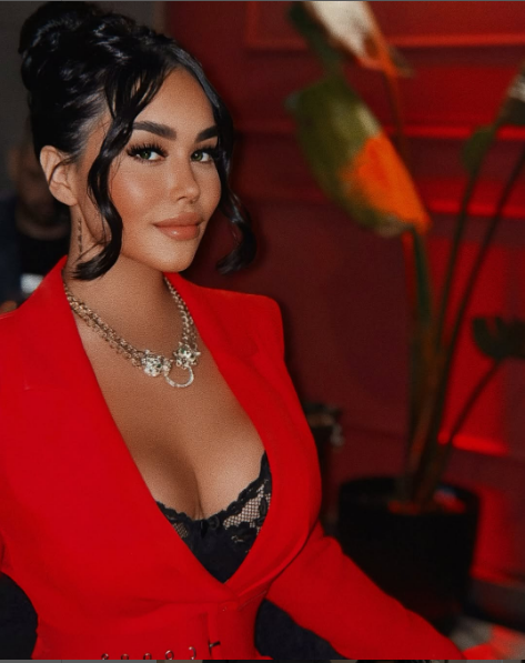 مینا نامداری کجا اقامت دارد