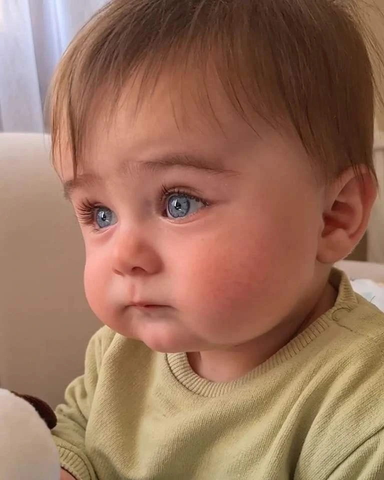 عکس بچه غمگین تنها