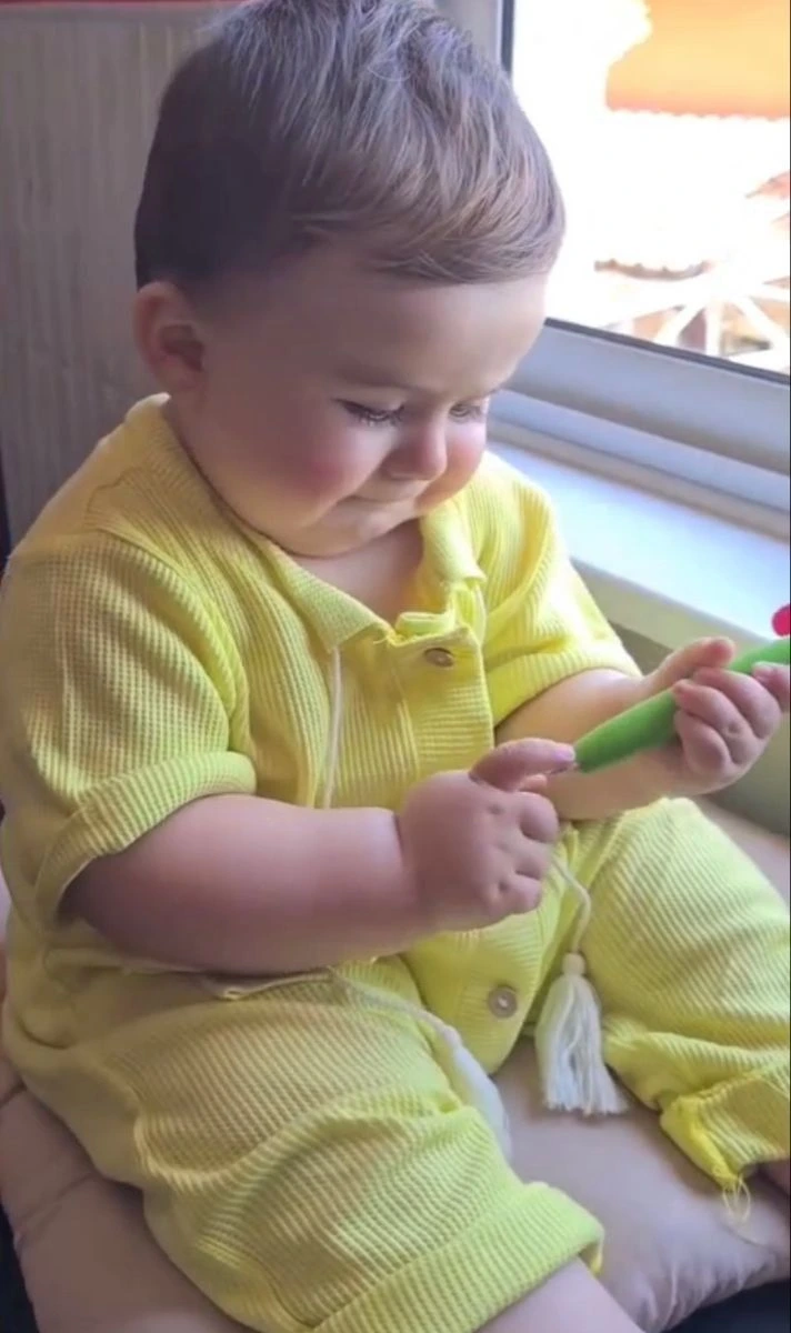 عکس بچه پایین